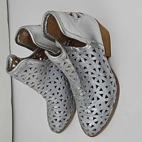 Anthro Musse & Cloud Laser Cut Leather Stacked Heel Silver Ankle Boots Size 7 - Picture 3 of 16